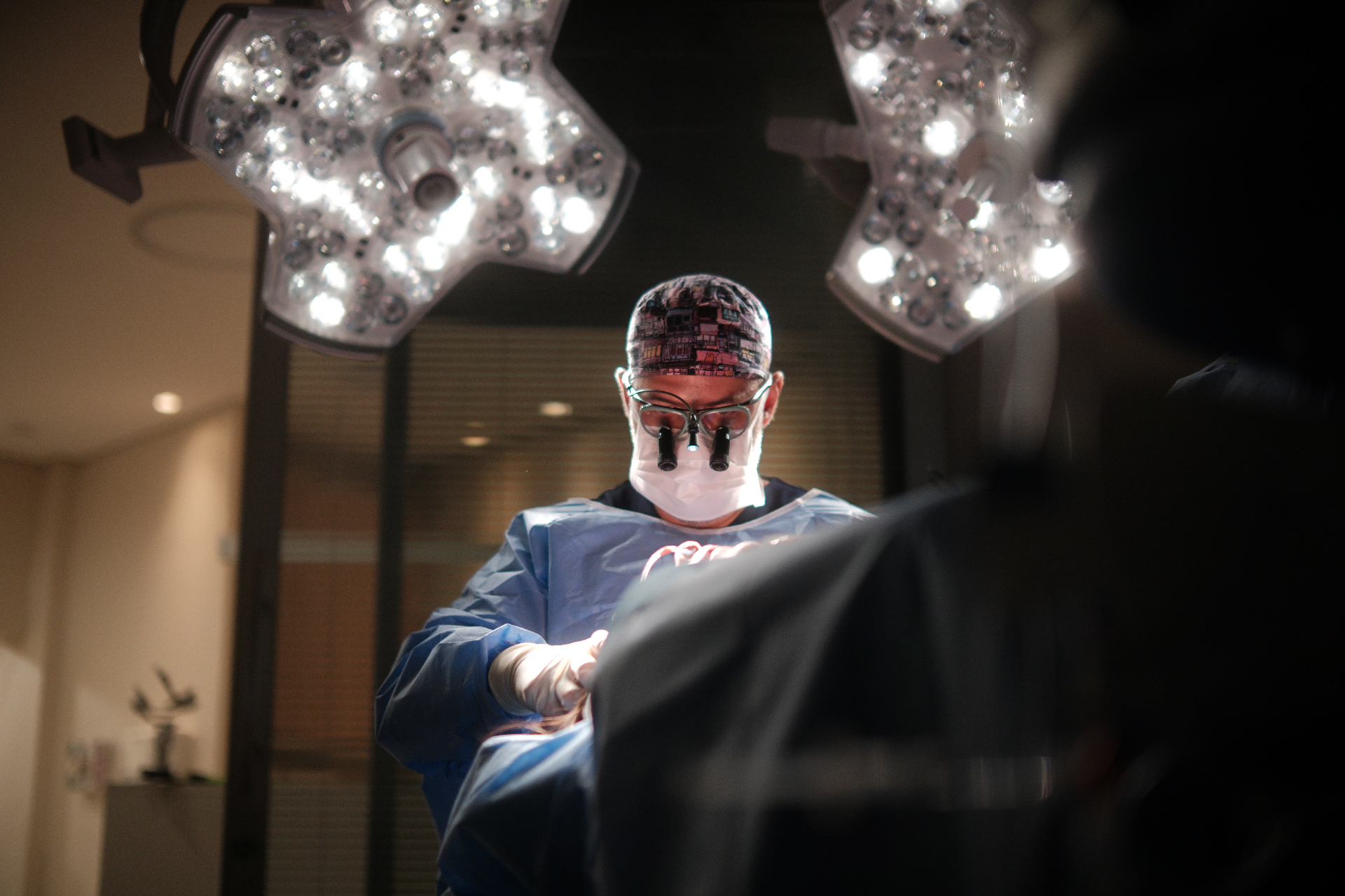 Dr. Ricardo Kacowicz durante cirurgia facial no centro cirúrgico