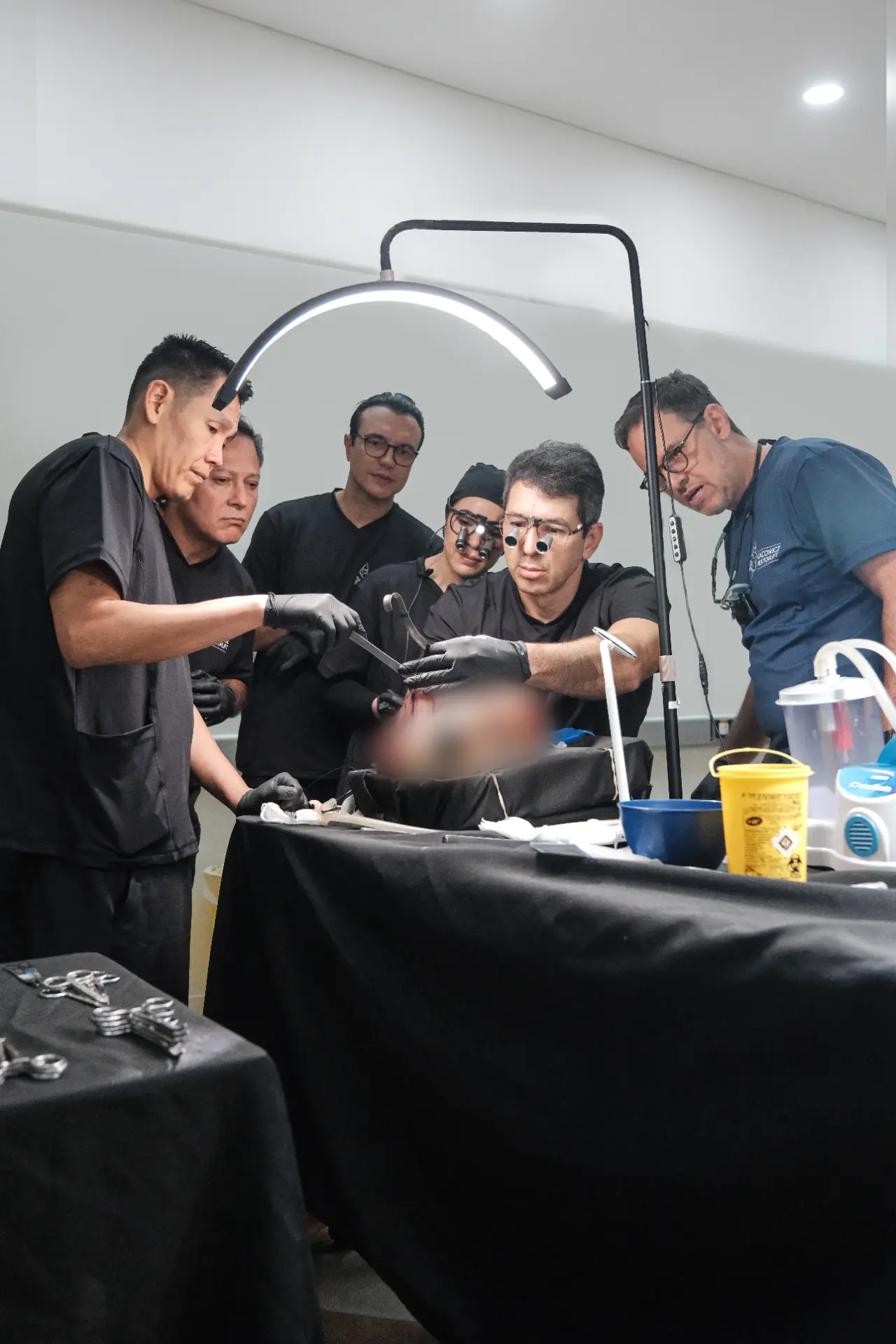 Participantes executando a simulação cirúrgica no Simulation Lab